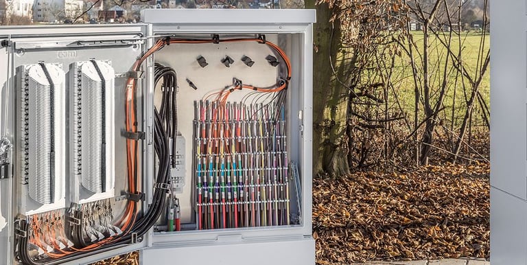 Tiefbauarbeiten mit Bagger auf einer Baustelle